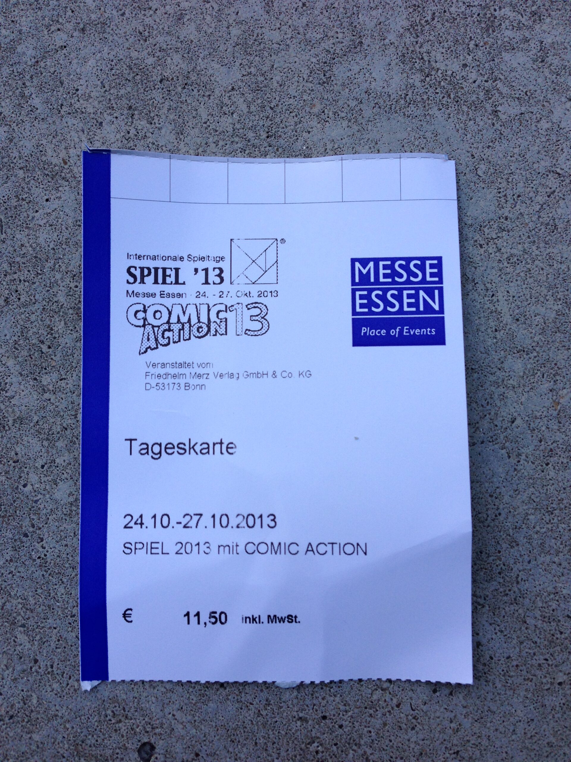 Weiß-blaue Eintrittskarte für die Messe Spiel'13